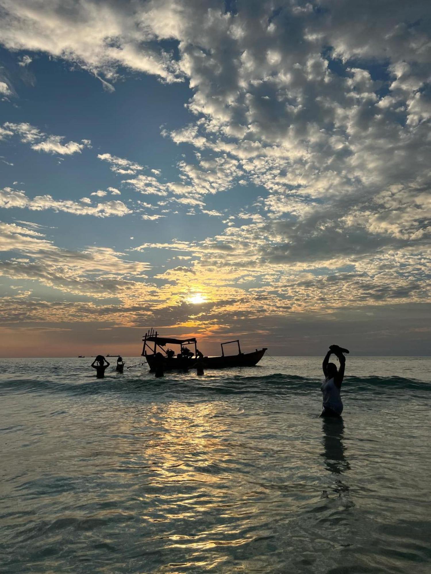 Easy Tiger - M'Pai Bay Beach, Koh Rong Sanloem Exterior photo